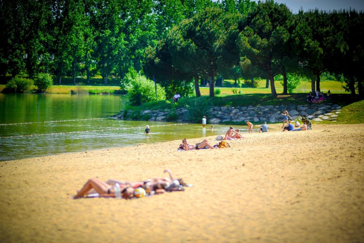 Готель Camping Du Plan D'Eau **** Saint-Yrieix-sur-Charente Екстер'єр фото