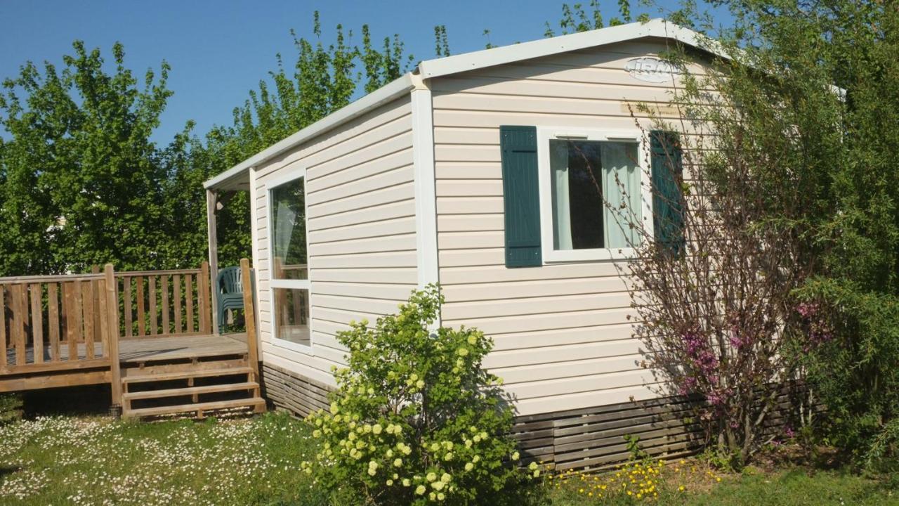 Готель Camping Du Plan D'Eau **** Saint-Yrieix-sur-Charente Екстер'єр фото