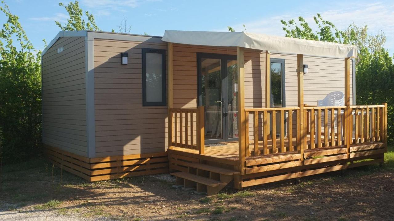 Готель Camping Du Plan D'Eau **** Saint-Yrieix-sur-Charente Екстер'єр фото